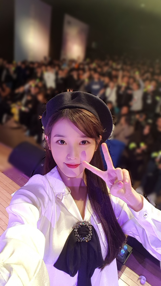 Read more about the article 아이유 셀카